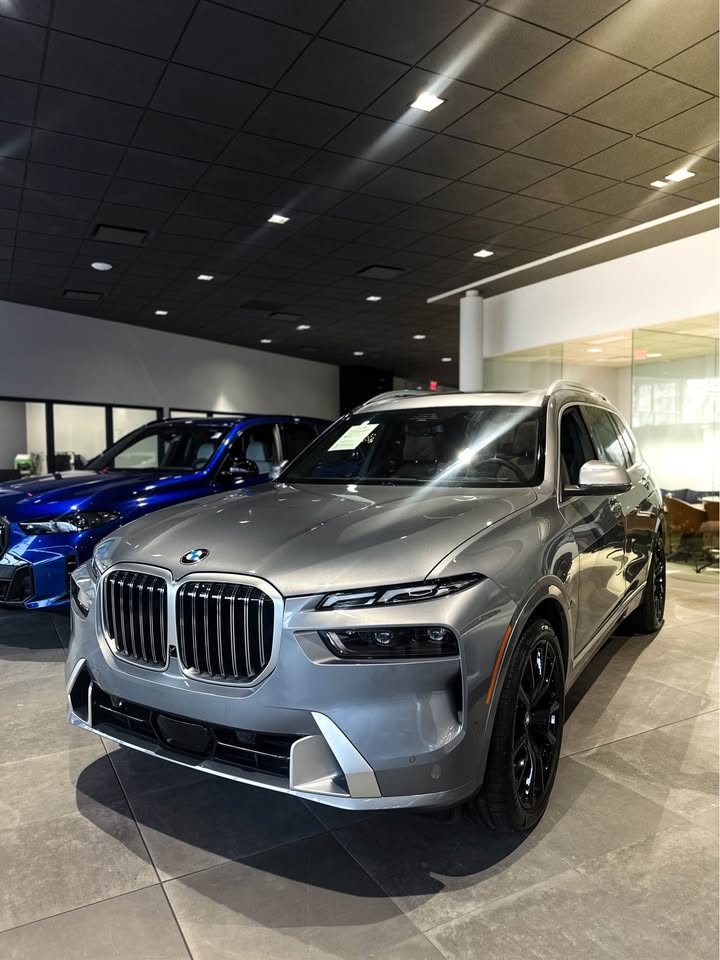 Used 2025 BMW X7 xDrive40i AWD/4WD image 1
