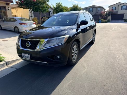 Used 2016 Nissan Pathfinder SV FWD image 1