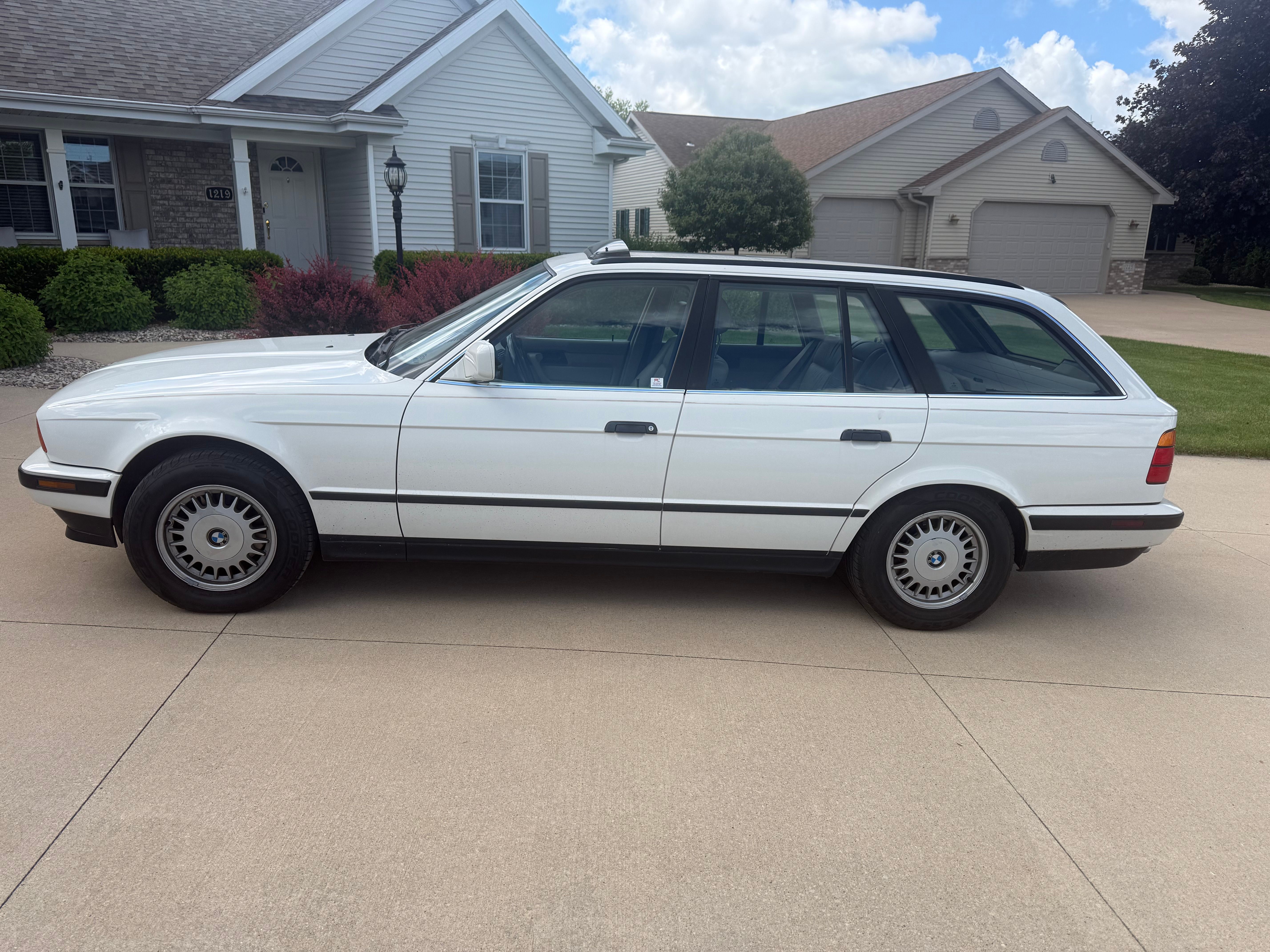 Used 1992 BMW 525i Wagon RWD image 1