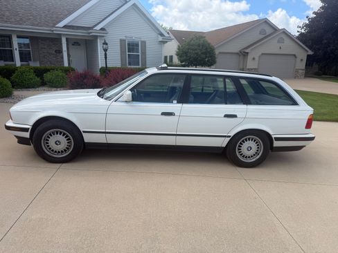 Used 1992 BMW 525i Wagon RWD image 1