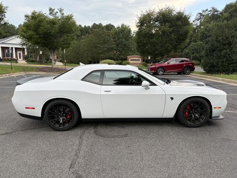 Used 2016 Dodge Challenger SRT Hellcat RWD image 4