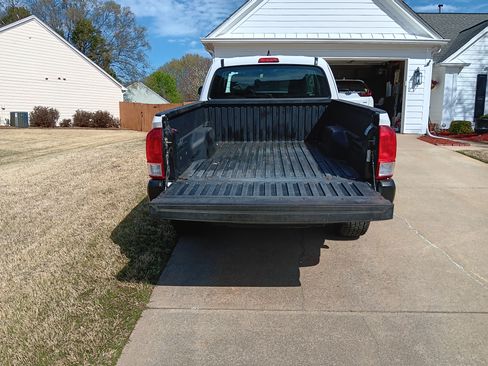 Used 2017 Toyota Tacoma SR image 9