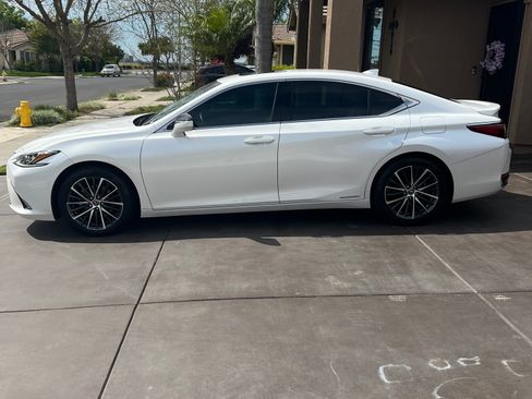 Used 2022 Lexus ES 300h w/ Premium Package image 2