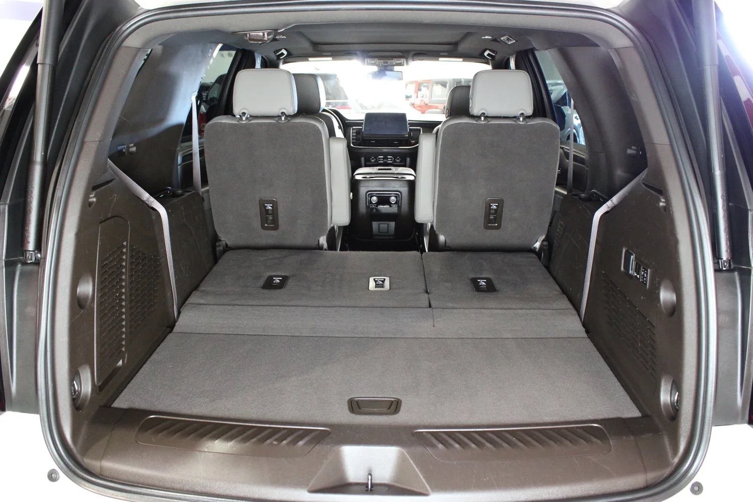 Used 2022 GMC Yukon SLT w/ SLT Luxury Package AWD/4WD image 13