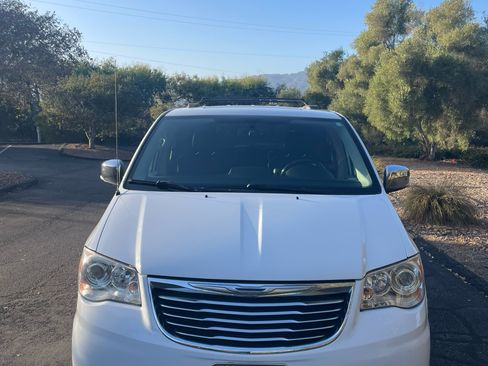 Used 2015 Chrysler Town & Country Limited Platinum FWD image 2