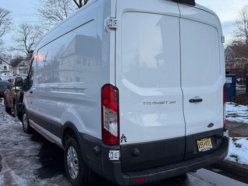 Used 2018 Ford Transit 250 148 Medium Roof image 10