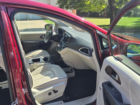 Used 2017 Chrysler Pacifica Limited image 9