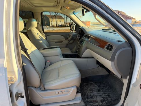 Used 2010 GMC Yukon XL SLT w/ SLT-2 Equipment Package image 12