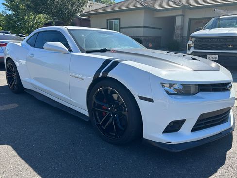 Used 2015 Chevrolet Camaro SS w/ SS Performance Package RWD image 2