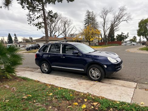 Used 2004 Porsche Cayenne S image 2