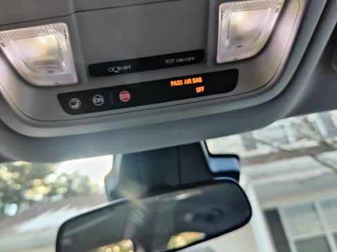 Used 2017 Chevrolet Volt LT w/ Comfort Package image 9