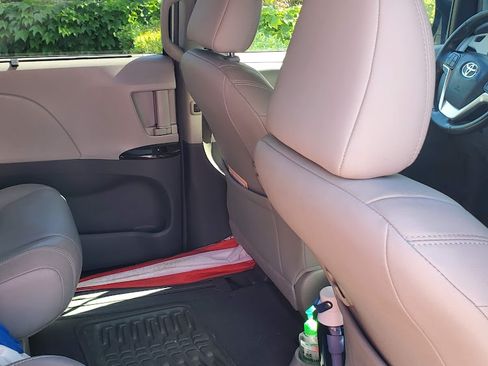 Used 2015 Toyota Sienna XLE Premium image 4