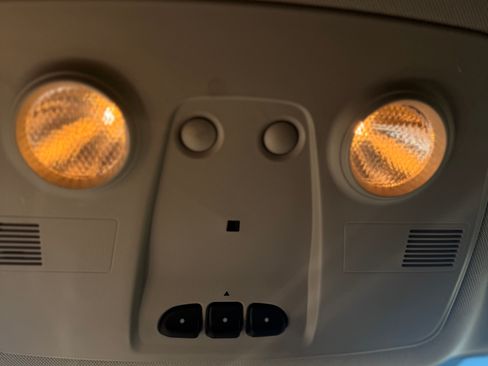 Used 2017 Chevrolet Traverse LT image 17