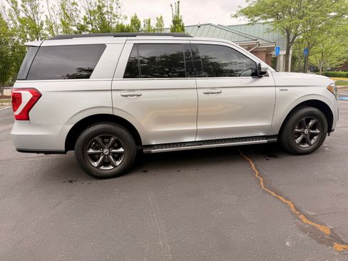Used 2018 Ford Expedition XLT w/ Equipment Group 202A AWD/4WD image 4