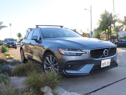 Used 2021 Volvo V60 T5 Momentum w/ Premium Package image 2