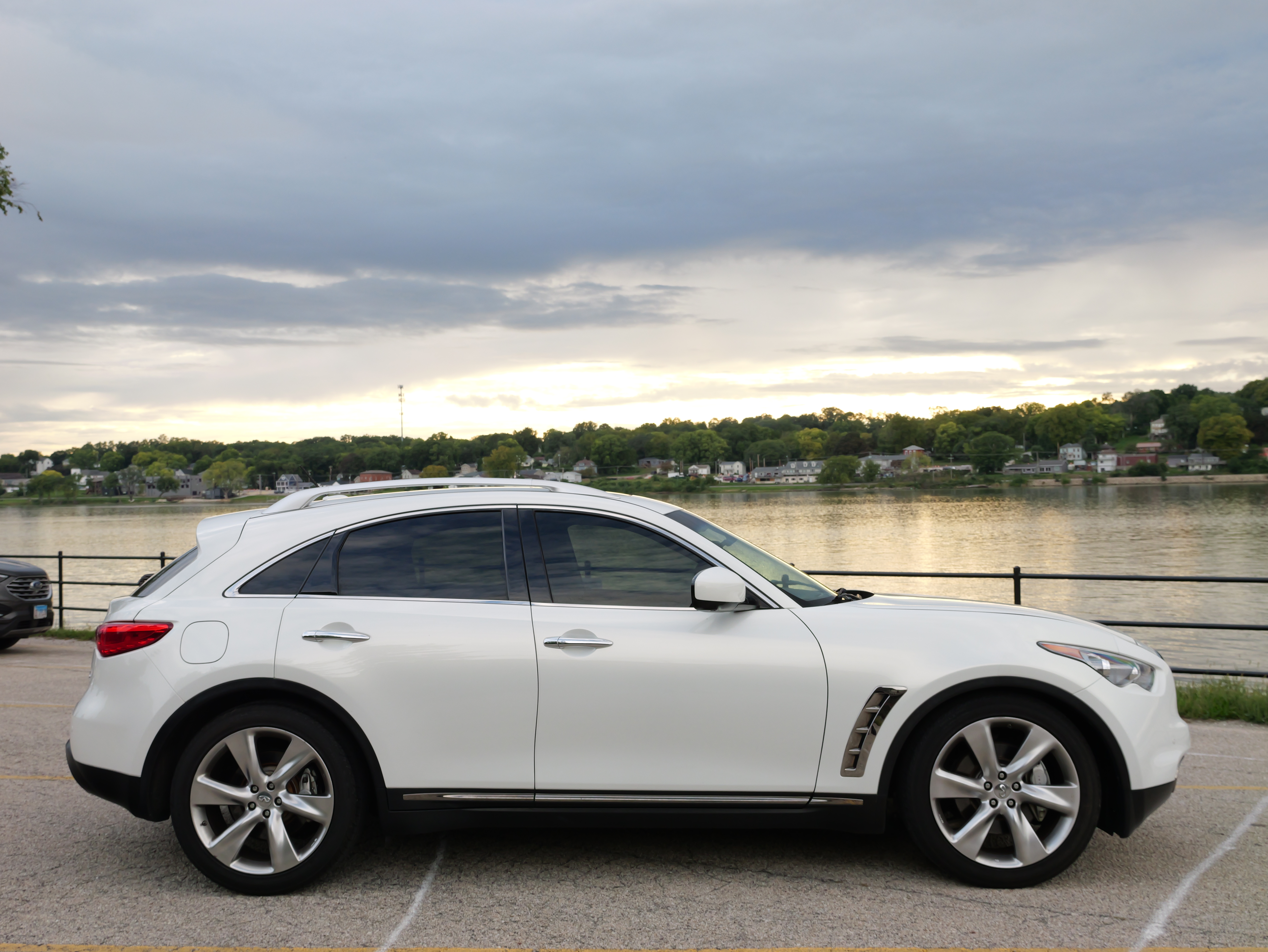 Used 2012 INFINITI FX50 AWD w/ Sport Pkg image 2