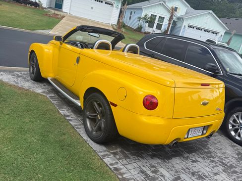 Used 2004 Chevrolet SSR w/ Preferred Equipment Group RWD image 4