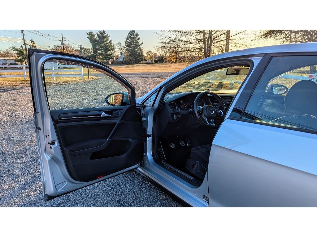 Used 2017 Volkswagen Golf 4-Door FWD image 6