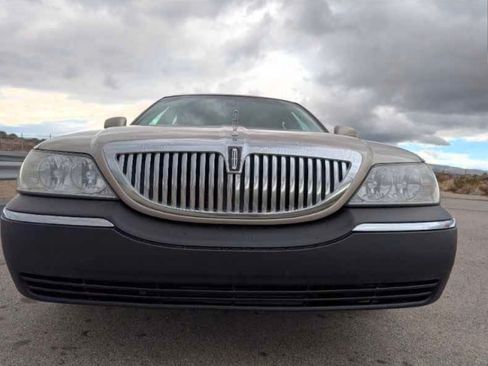 Used 2003 Lincoln Town Car Signature image 17