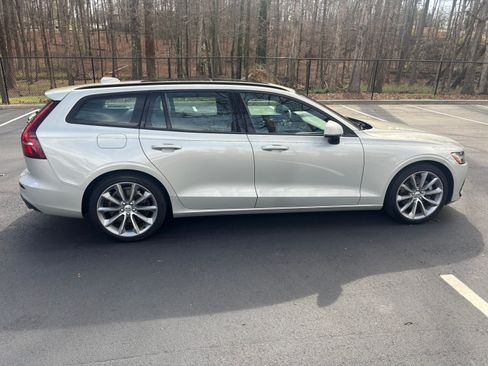 Used 2020 Volvo V60 T5 Momentum image 11