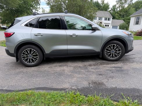 Used 2021 Ford Escape Titanium FWD image 2