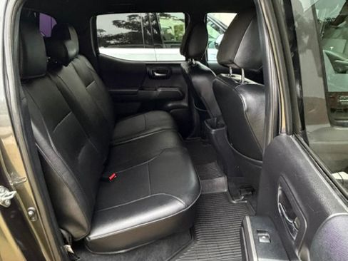 Used 2019 Toyota Tacoma TRD Off-Road w/ Technology Package image 6