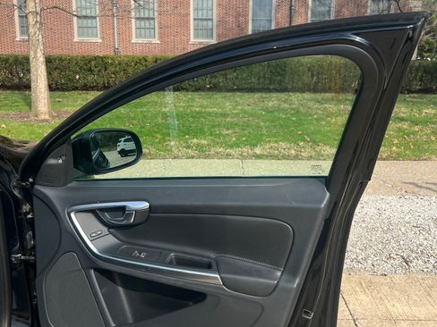 Used 2017 Volvo S60 T5 Inscription image 18