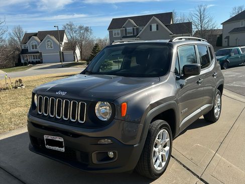 Used 2018 Jeep Renegade Latitude w/ Cold Weather Group image 1