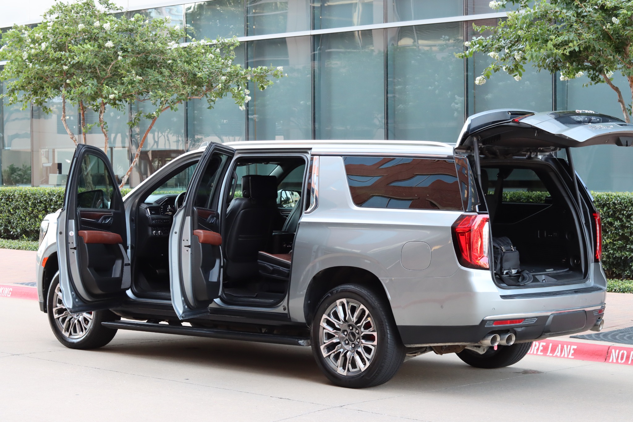 Used 2023 GMC Yukon XL Denali Ultimate w/ LPO, Floor Liner Package AWD/4WD image 14