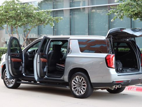 Used 2023 GMC Yukon XL Denali Ultimate w/ LPO, Floor Liner Package AWD/4WD image 14
