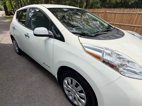 Used 2017 Nissan Leaf S w/ Charge Package FWD image 2
