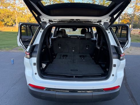 Used 2024 Jeep Grand Cherokee L Laredo image 12