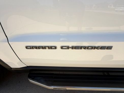 Used 2021 Jeep Grand Cherokee Limited RWD image 12