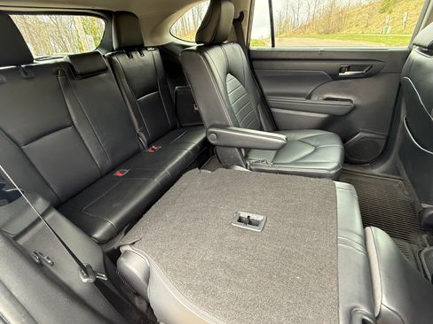 Used 2022 Toyota Highlander XLE AWD/4WD image 9