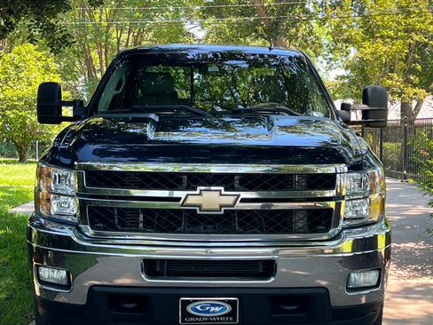 Used 2011 Chevrolet Silverado 2500 LTZ w/ LTZ Plus Package AWD/4WD image 4