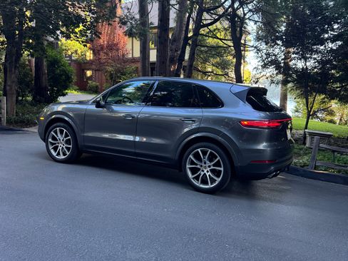 Used 2020 Porsche Cayenne AWD/4WD image 2