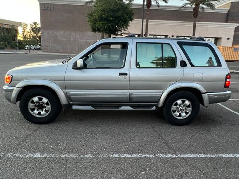 Used 1999 Nissan Pathfinder LE image 2
