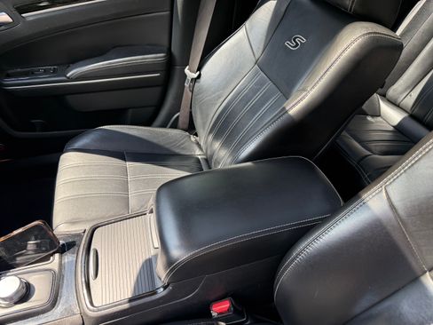 Used 2018 Chrysler 300 S w/ 300S Premium Group RWD image 11