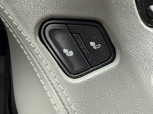 Used 2019 Chevrolet Suburban LT w/ Luxury Package image 11