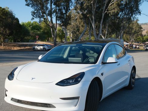 Used 2021 Tesla Model 3 Standard Range Plus RWD image 1
