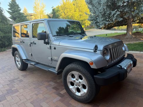 Used 2014 Jeep Wrangler Unlimited Sahara w/ Connectivity Group AWD/4WD image 8
