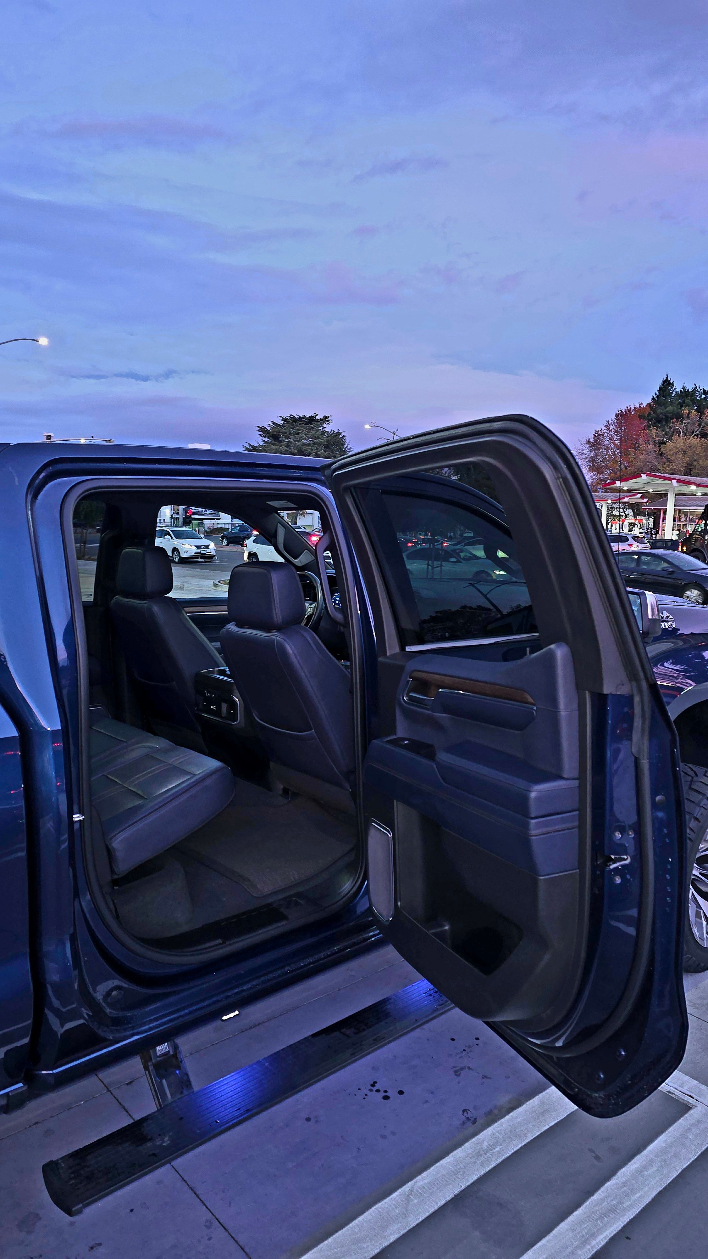 Used 2022 Chevrolet Silverado 1500 High Country w/ Technology Package AWD/4WD image 22