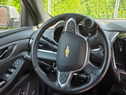 Used 2022 Chevrolet Traverse LT FWD image 9