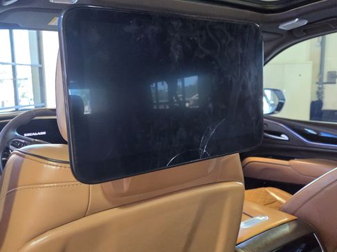 Used 2023 Cadillac Escalade ESV Sport w/ LPO, ONYX Package image 6