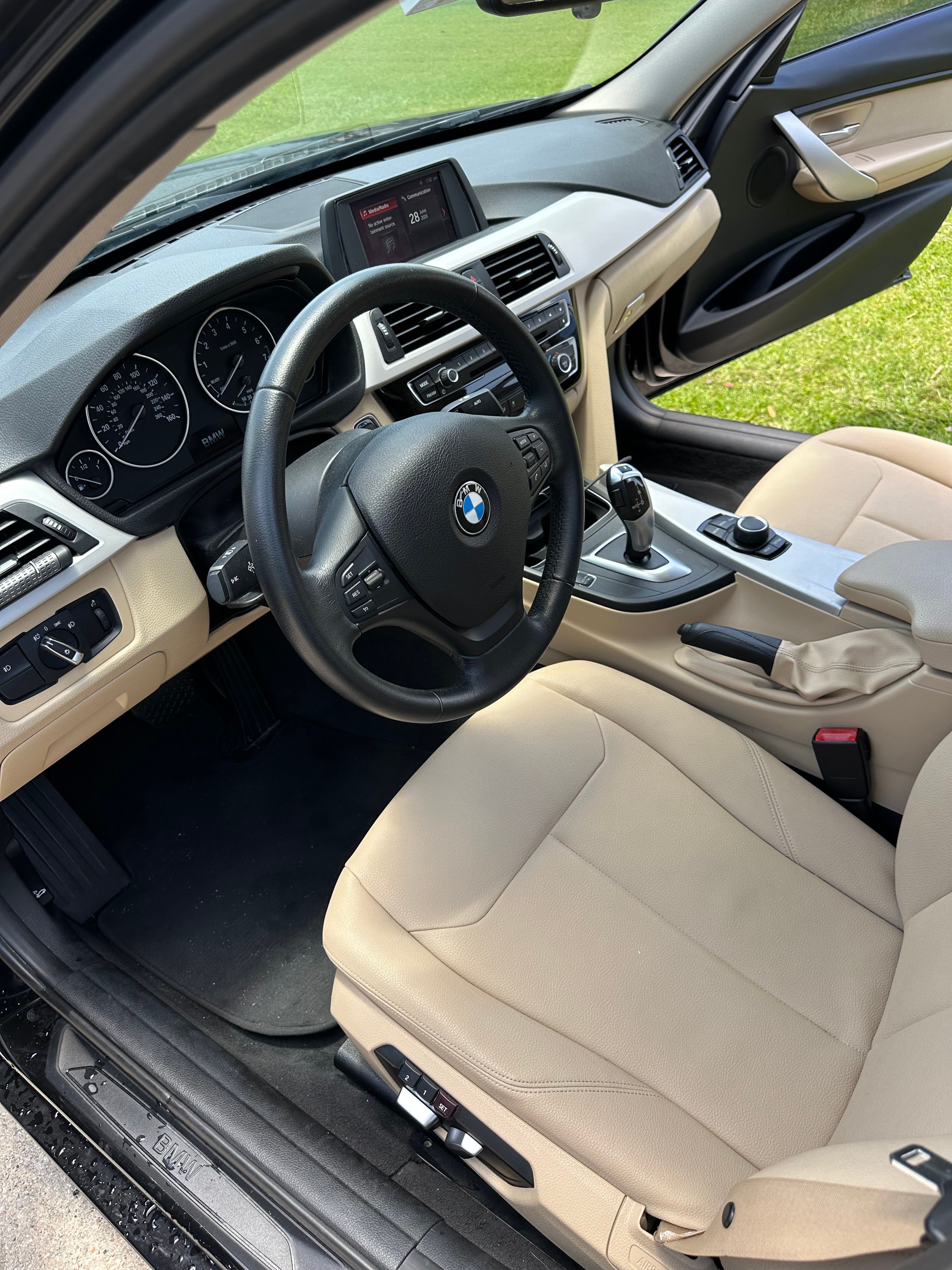 Used 2018 BMW 320i Sedan RWD image 9