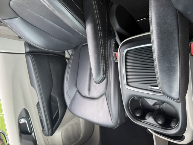 Used 2023 Chrysler Pacifica Touring-L FWD image 6