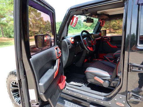 Used 2015 Jeep Wrangler Unlimited Sahara AWD/4WD image 12