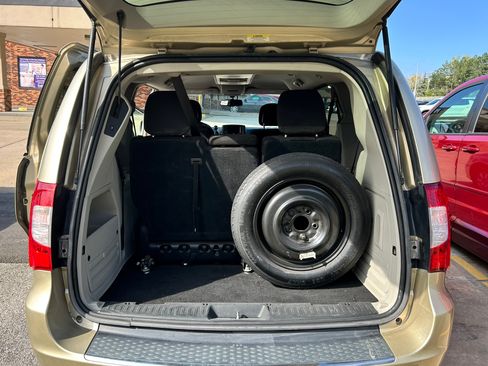 Used 2011 Chrysler Town & Country Touring image 4