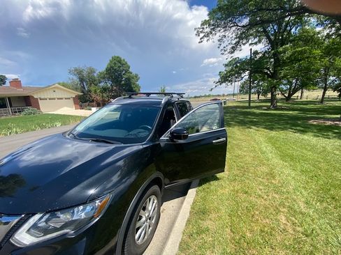 Used 2017 Nissan Rogue SV FWD image 2