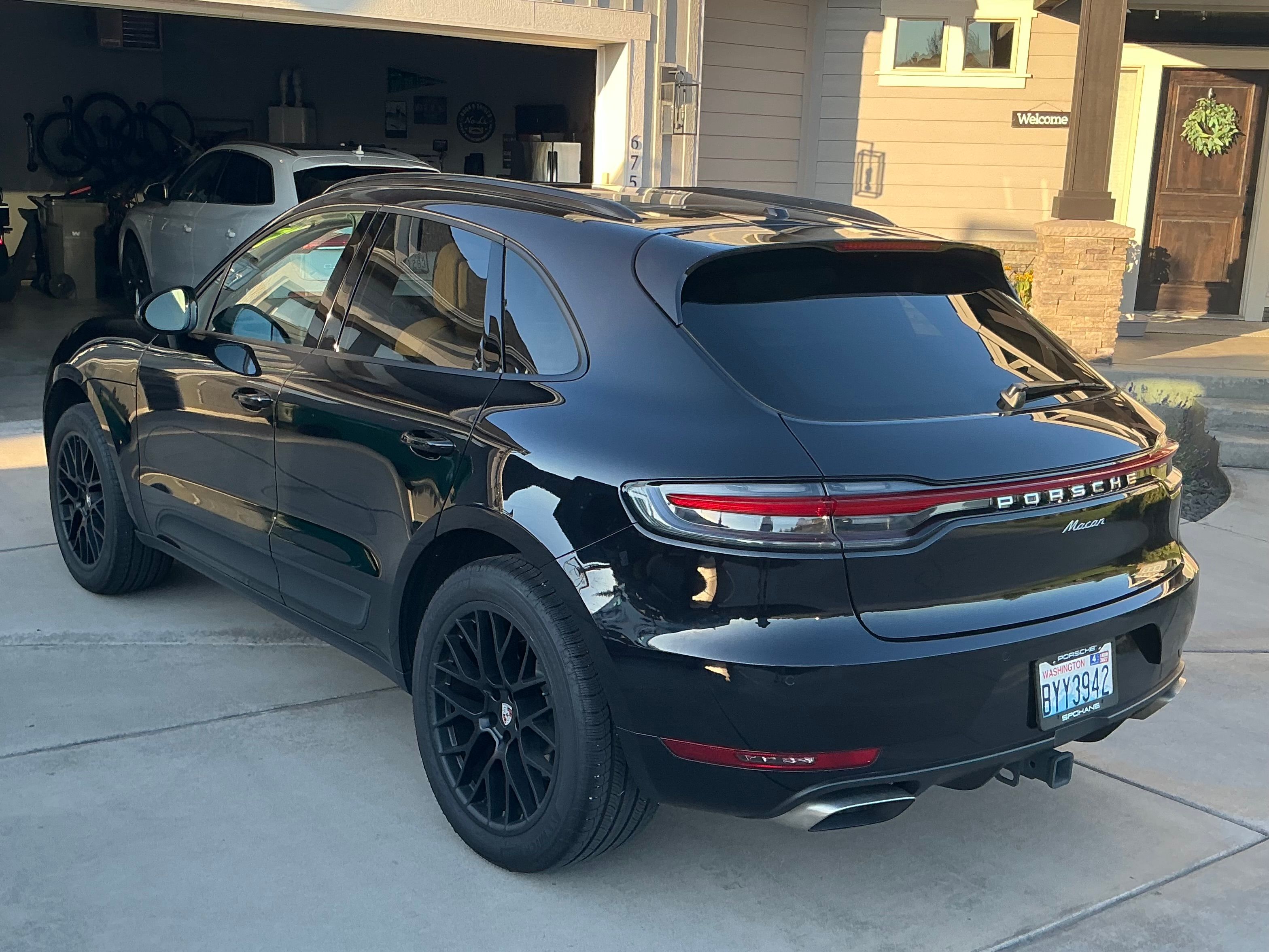 Used 2020 Porsche Macan AWD/4WD image 1